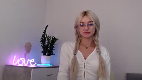 Snapshot of missemma1111 chatting on 12-08-24, 06:39 EMMA online show from 12-08-24, 06:39