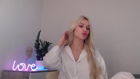 Snapshot of missemma1111 chatting on 01-06-25, 12:48 EMMA online show from 01-06-25, 12:48