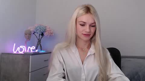 Snapshot of missemma1111 chatting on 01-20-25, 09:22 EMMA online show from 01-20-25, 09:22