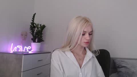 Snapshot of missemma1111 chatting on 01-30-25, 08:42 EMMA online show from 01-30-25, 08:42