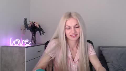 Snapshot of missemma1111 chatting on 03-10-25, 09:40 EMMA online show from 03-10-25, 09:40