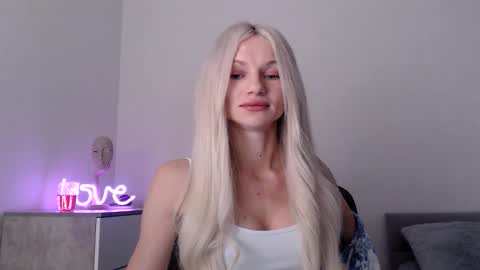 Snapshot of missemma1111 chatting on 12-17-25, 08:26 EMMA online show from 12-17-25, 08:26