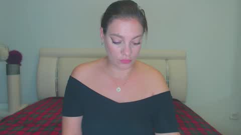 Snapshot of misskhloe chatting on 10-18-25, 02:03 Khloe online show from 10-18-25, 02:03