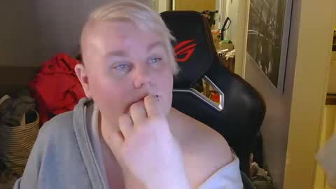 Snapshot of misslj90 chatting on 04-14-26, 09:10 misslj90 online show from 04-14-26, 09:10