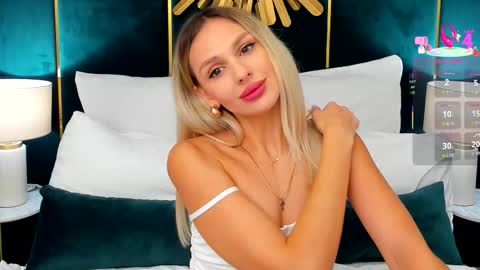 Snapshot of misslou_ chatting on 10-22-25, 05:19 Lou online show from 10-22-25, 05:19