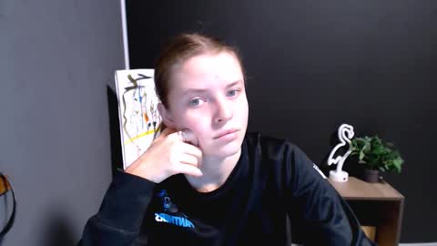 Snapshot of missoliviaa_ chatting on 11-12-25, 01:44 Olivia online show from 11-12-25, 01:44