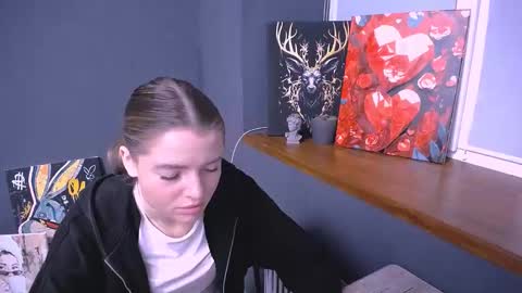 Snapshot of missoliviaa_ chatting on 11-15-25, 08:33 Olivia online show from 11-15-25, 08:33