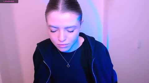 Snapshot of missoliviaa_ chatting on 12-18-25, 09:37 Olivia online show from 12-18-25, 09:37