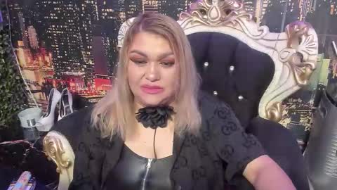 Snapshot of missqueent chatting on 11-02-25, 11:29 QueenT online show from 11-02-25, 11:29