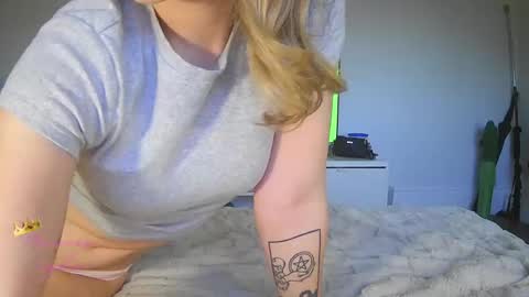 Snapshot of misssophie2004 chatting on 09-11-25, 07:30 online show from 09-11-25, 07:30