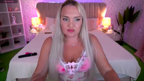Snapshot of missyymartinezz chatting on 09-17-25, 02:19 Amely online show from 09-17-25, 02:19