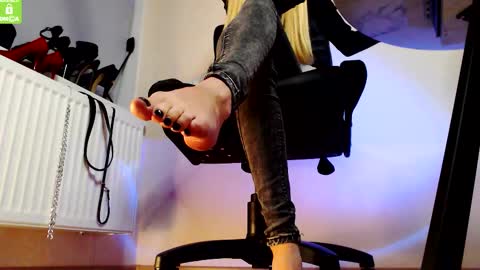 Snapshot of mistress__alice_ chatting on 09-14-25, 05:12 Mistress Alice online show from 09-14-25, 05:12