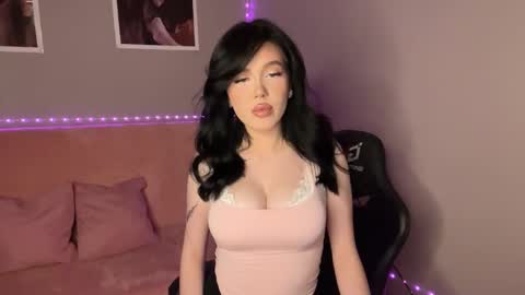 Snapshot of mistress_of_hearts chatting on 10-12-25, 08:08 Mia online show from 10-12-25, 08:08