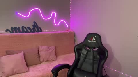 Snapshot of mistress_of_hearts chatting on 11-05-25, 05:29 Mia online show from 11-05-25, 05:29