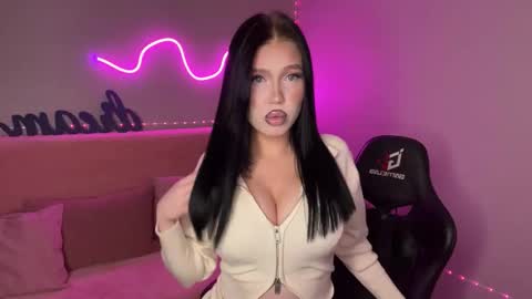 Snapshot of mistress_of_hearts chatting on 11-13-25, 10:25 Mia online show from 11-13-25, 10:25