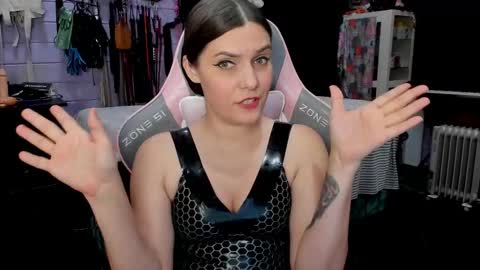 Snapshot of mistress_priest chatting on 02-14-25, 07:02 Dirty Priest and Ivi online show from 02-14-25, 07:02