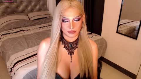 Snapshot of mistressemeraldxx chatting on 02-24-25, 05:22 Ms Ems online show from 02-24-25, 05:22