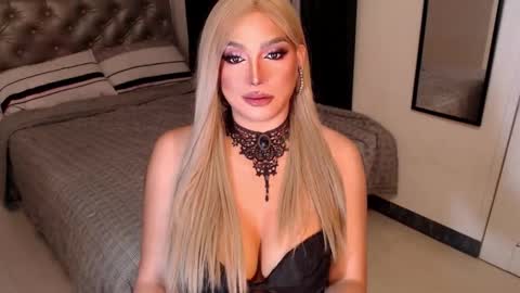 Snapshot of mistressemeraldxx chatting on 11-08-25, 03:39 Ms Ems online show from 11-08-25, 03:39