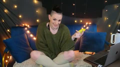 Snapshot of mistressquynnxo chatting on 01-12-26, 10:15 Mistress Quynn online show from 01-12-26, 10:15