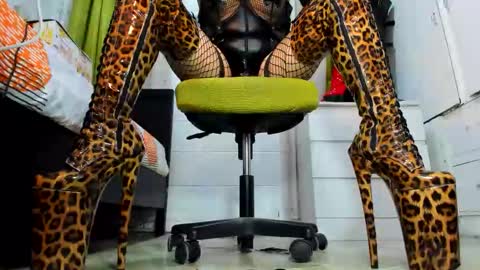 Tiffany online show from 12-21-25, 09:16