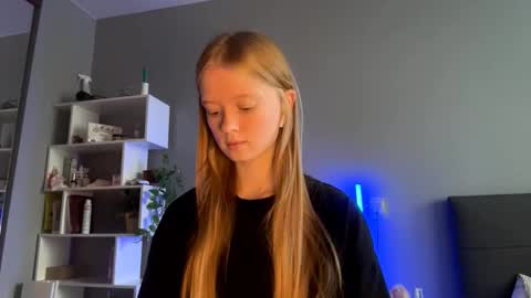 Amelia online show from 10-06-25, 02:14