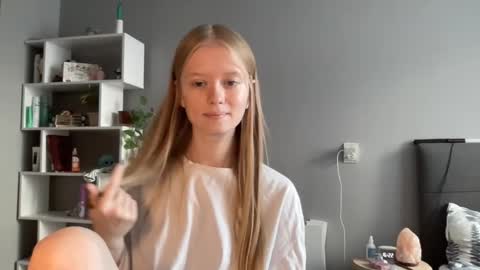 Amelia online show from 10-13-25, 01:22