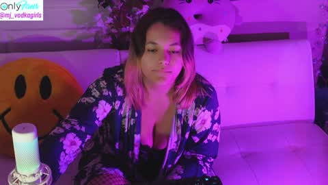 Hera  Tethra Bathtub stream  20k followers  Ask about our custom videos3 online show from 12-20-24, 05:29