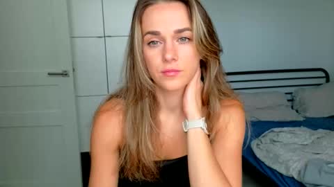 mmminnie online show from 10-11-25, 01:42