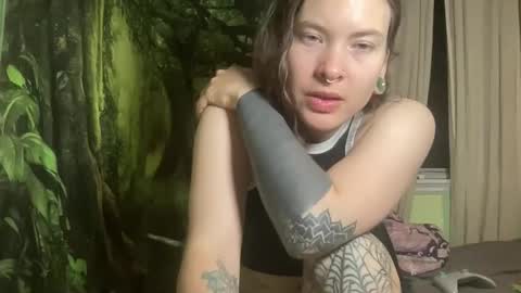 Snapshot of mo0n_goddess chatting on 11-24-25, 03:06 Misty online show from 11-24-25, 03:06