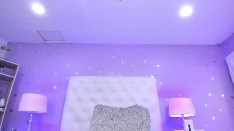 Snapshot of models_sophia chatting on 03-12-25, 11:01 Sophia online show from 03-12-25, 11:01