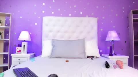 Snapshot of models_sophia chatting on 10-18-25, 07:25 Sophia online show from 10-18-25, 07:25