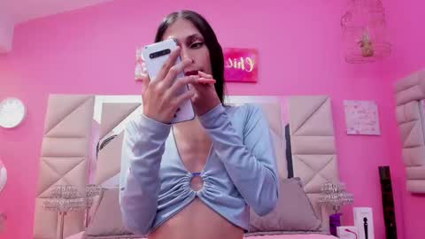 Snapshot of models_sophia chatting on 12-16-25, 07:19 Sophia online show from 12-16-25, 07:19