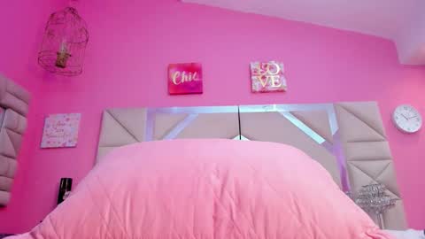 Snapshot of models_sophia chatting on 02-20-26, 07:36 Sophia online show from 02-20-26, 07:36