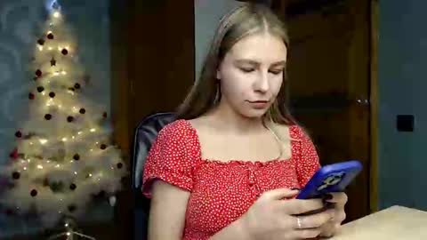 Snapshot of molli_and_tom chatting on 01-10-25, 08:26 Bitcoin 1P8NuZxsaNsQTx7wJJJ7Ao1mic4nvJPVLC online show from 01-10-25, 08:26