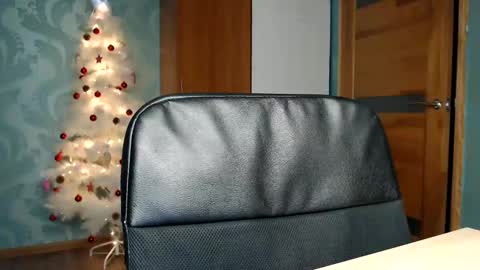 Snapshot of molli_and_tom chatting on 01-10-25, 11:29 Bitcoin 1P8NuZxsaNsQTx7wJJJ7Ao1mic4nvJPVLC online show from 01-10-25, 11:29