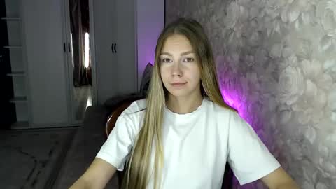 Snapshot of molli_and_tom chatting on 10-23-25, 03:11 Bitcoin 1P8NuZxsaNsQTx7wJJJ7Ao1mic4nvJPVLC online show from 10-23-25, 03:11