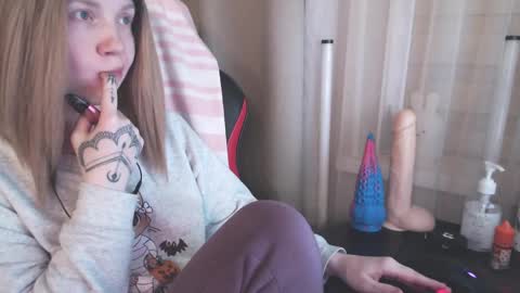I have new photos come and see with love Molly online show from 01-25-25, 06:24