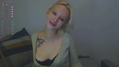 Snapshot of molly_smolly_ chatting on 11-23-25, 03:01 lo online show from 11-23-25, 03:01