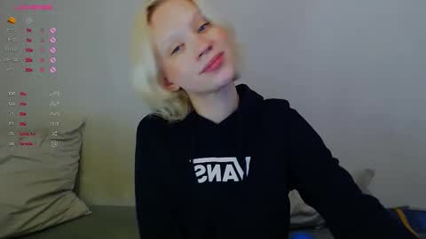 Snapshot of molly_smolly_ chatting on 12-15-25, 03:38 lo online show from 12-15-25, 03:38