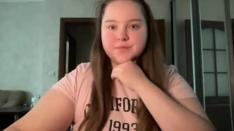 Snapshot of mollyas chatting on 10-16-25, 12:06 Alice online show from 10-16-25, 12:06
