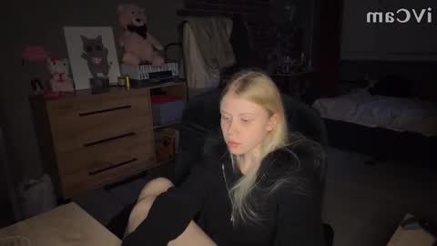 MollyBrith online show from 11-11-25, 09:04