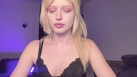 Snapshot of mollycodle chatting on 10-10-25, 06:40 Goddess Katherine online show from 10-10-25, 06:40