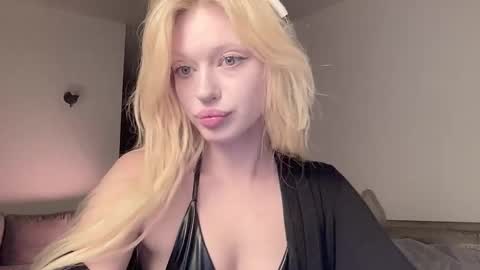 Snapshot of mollycodle chatting on 10-17-25, 06:32 Goddess Katherine online show from 10-17-25, 06:32