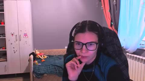 Snapshot of mollylollipop20 chatting on 12-02-25, 02:50 KIRA online show from 12-02-25, 02:50