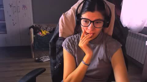 Snapshot of mollylollipop20 chatting on 12-04-25, 05:06 KIRA online show from 12-04-25, 05:06