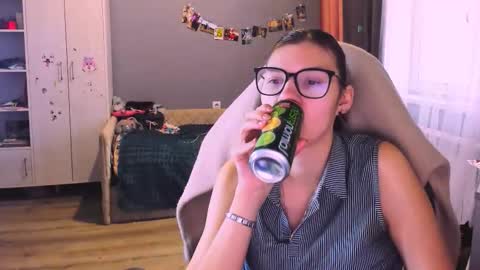 Snapshot of mollylollipop20 chatting on 12-15-25, 05:55 KIRA online show from 12-15-25, 05:55