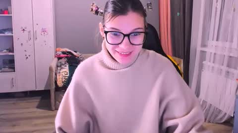 Snapshot of mollylollipop20 chatting on 12-16-25, 02:05 KIRA online show from 12-16-25, 02:05