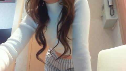 Snapshot of momentbeforedown chatting on 02-01-26, 09:35 Hailey online show from 02-01-26, 09:35