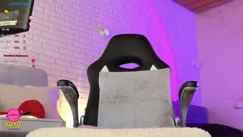 Snapshot of mommy_goddess chatting on 11-06-25, 08:04 mommy_goddess online show from 11-06-25, 08:04