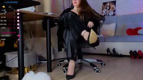 Snapshot of mommy_goddess chatting on 11-21-25, 03:33 mommy_goddess online show from 11-21-25, 03:33